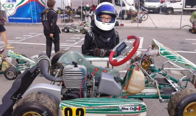 H Zorri Motorsport κοιτάζει έξω.